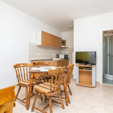 Apartment By The Sea Brela, Makarska - 18356 *